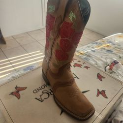 Women Boots Size 8 35$