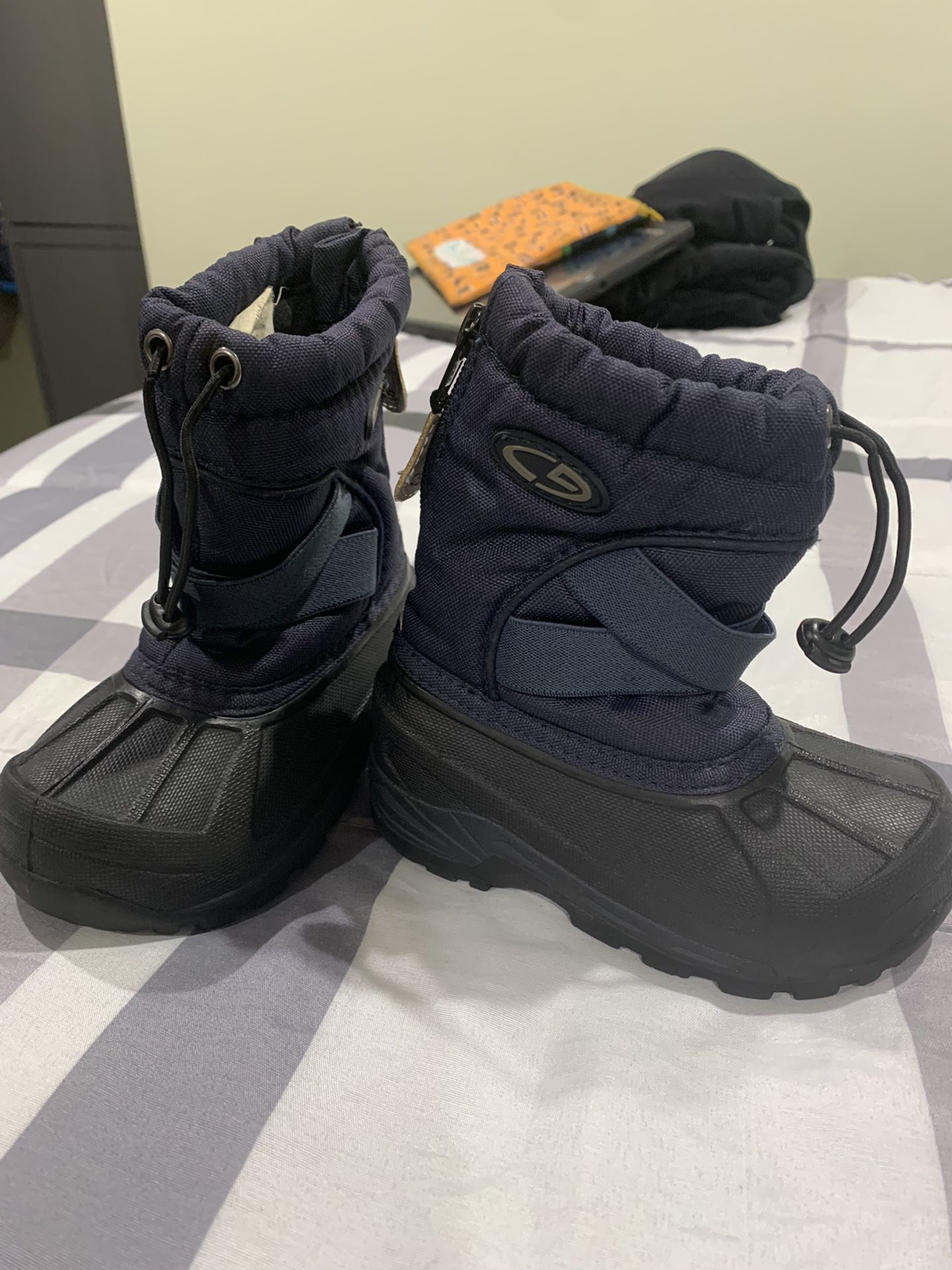 Snow boots (size 7T)
