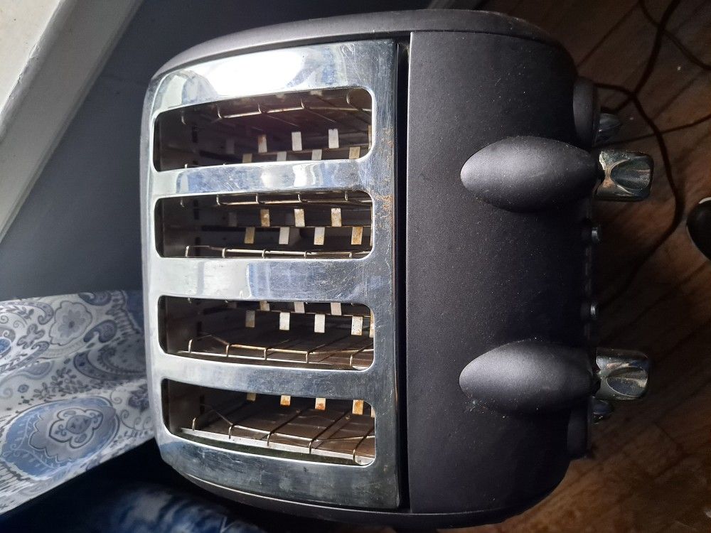 DēLonghi 4 slice toaster