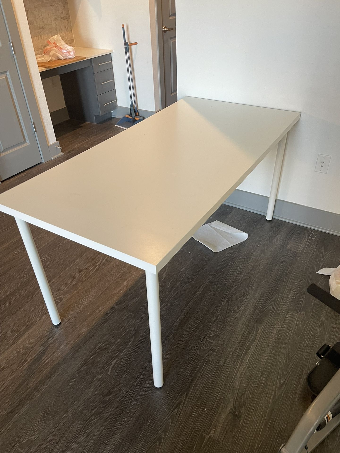 Adjustable desk