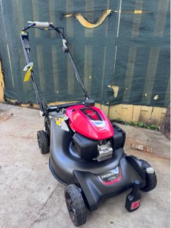 BRAND NEW LAWNMOWER HONDA HRN-216 WITH BLADE CONTROL SYSTEM- YOU CAN STOP OR ENGAGE BLADE WHEN YOU NEED IT . IT IS ALSO GREAT SAFETY FEATURE. THE LAWN