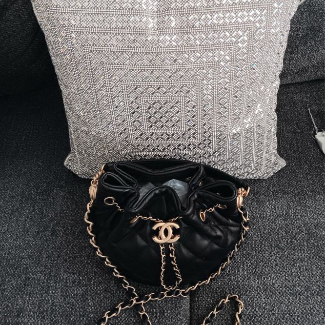 Chanel Black Shiny Calfskin 22 Mini Handbag for Sale in Aliso Viejo, CA -  OfferUp