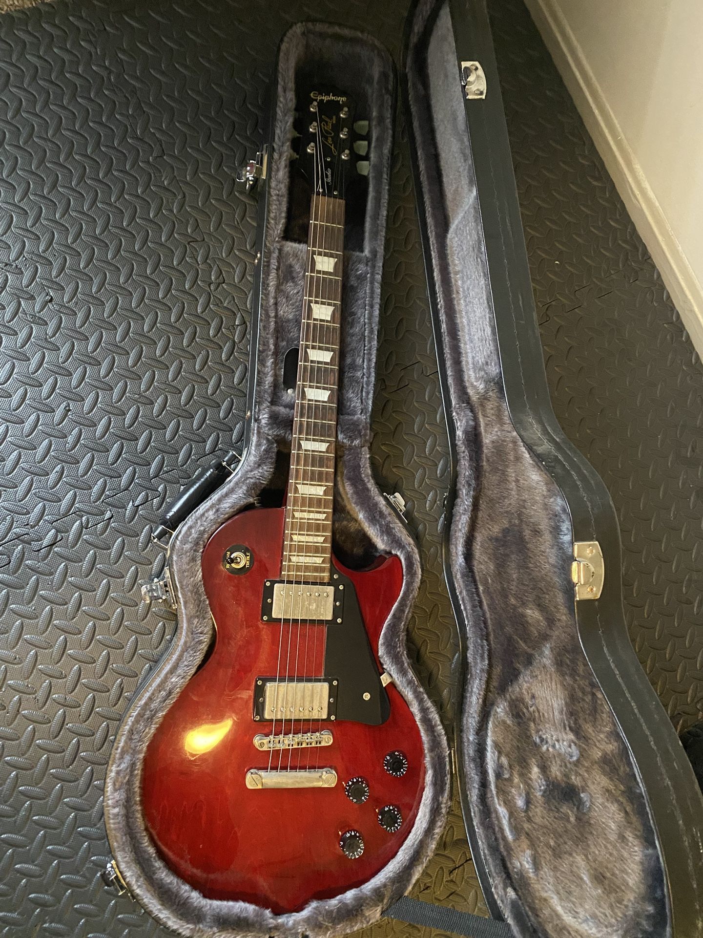 Epiphone Les Paul Studio/w Case -$250