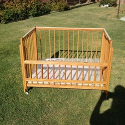 Vintage Doll Crib  Great Shape Great PRICE