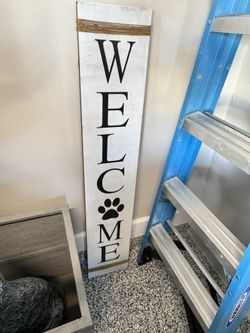 Welcome sign With paws