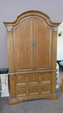 Armoire - Entertainment Center