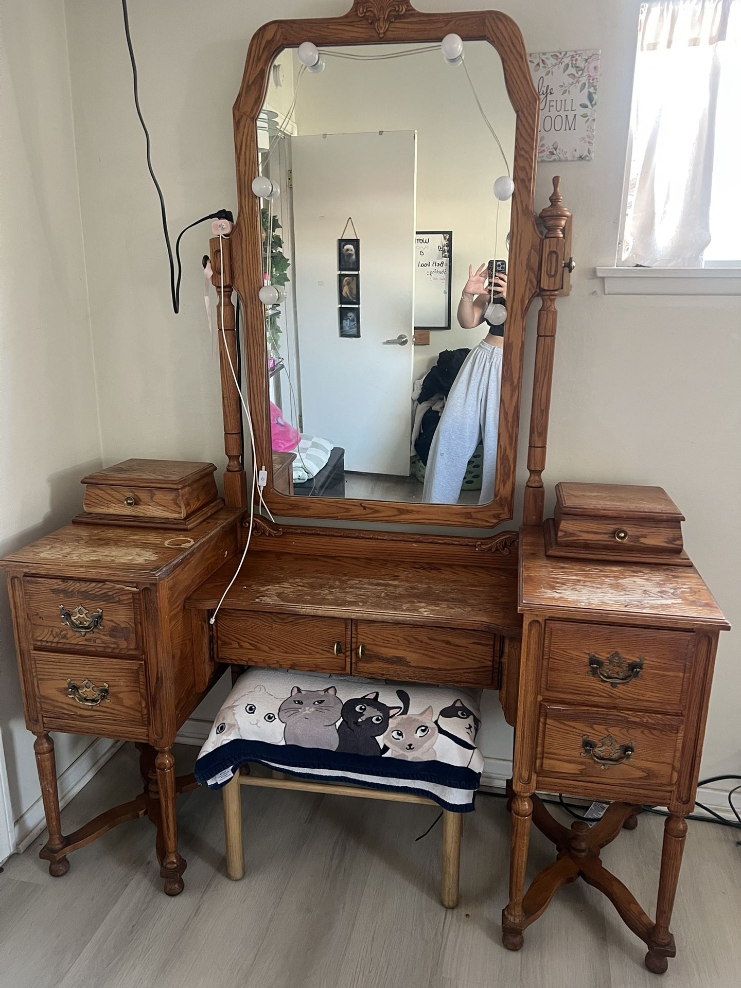 Vintage Vanity With Mirror 