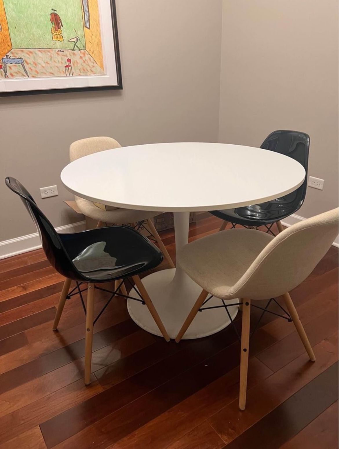 Dining Table And Chairs 42” Round White