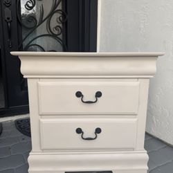 1 nightstand beige / off white / cream color with black handles