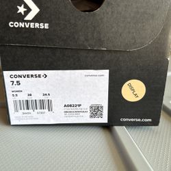 Women’s Converse NEW