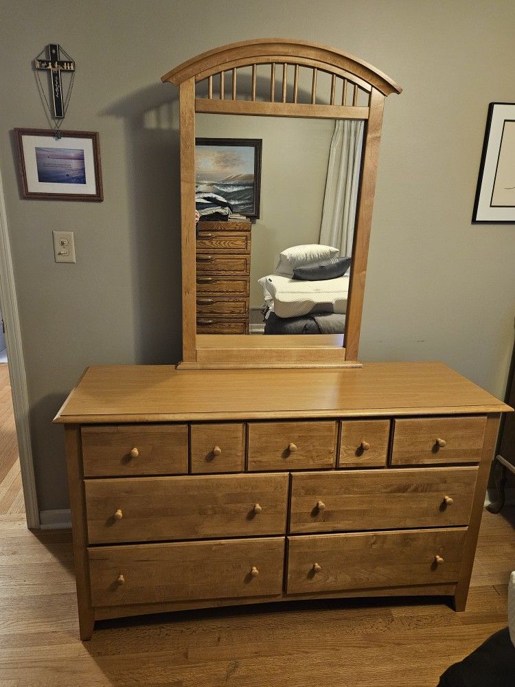 Dresser With Mirror