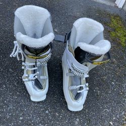 Salomon Women’s Ski Boots Size 26.5 (approximately 9.5 US)