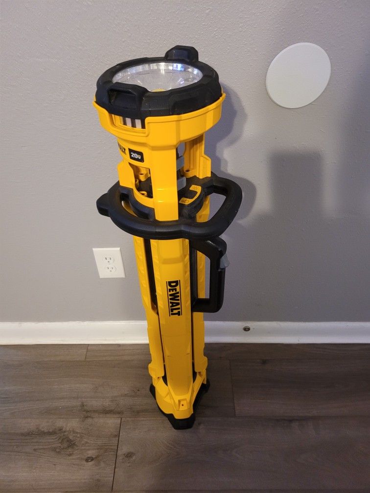 Dewalt Tripod Light