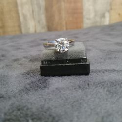 Unique diamond this is a GH COLOR vvs1 2ct Lab Diamond With a 18k White Gold  Bandi