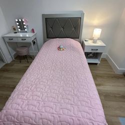 Bedroom Set (Twin Sized Bed)