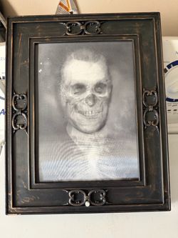 Halloween holographic picture needs battery