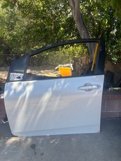 LEFT DRIVER SIDE FRONT DOOR 2016-2022 TOYOTA PRIUS (WHITE) WITH HINGES.