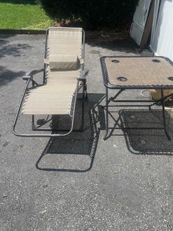 both have cupholders Outside lounge chair and table both have cupholders