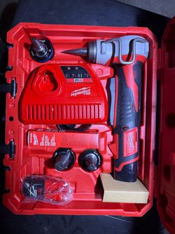 Milwaukee 12v Cordless ProPEX Expansion Tool Kit with (2) 1.5Ah Batteries, (3) Expansion Heads and Hard Case