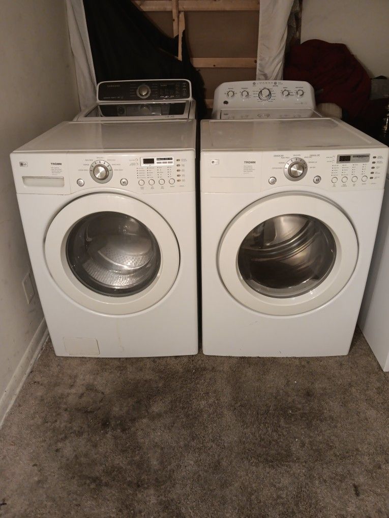 White LG Washer And Dryer Set 