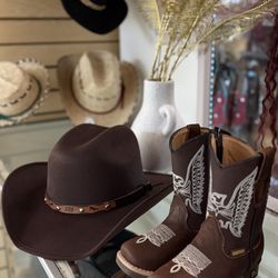 Botas y sombrero rodeo