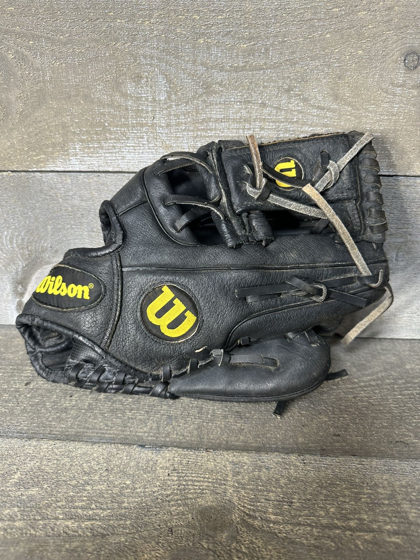 Wilson A450 11.5 In Youth Baseball Glove RH Throw Black Leather