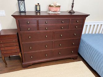 Modern 9 Drawer Solid Wooden Bedroom Dresser Chest! Great condition!  58x20x48in