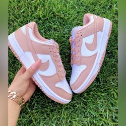 Nike dunk low “Rose Whisper” size 7 Women’s