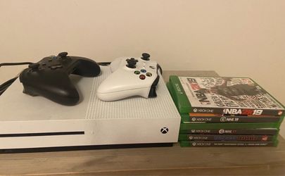 Xbox one S 1TB Bundle 4 games, 2 controllers