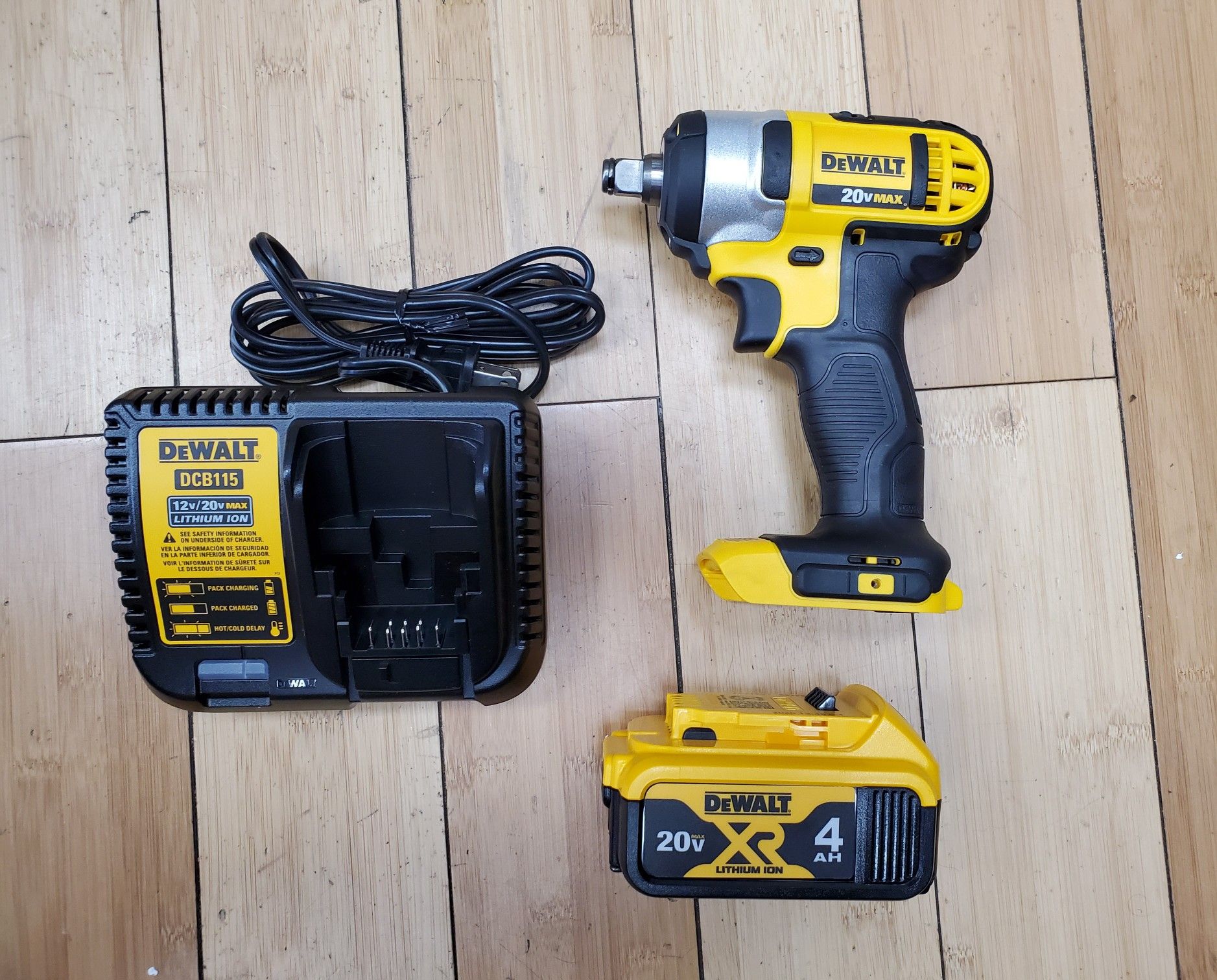 Dewlt 20V ½" Impact Wrench Kit DCF880