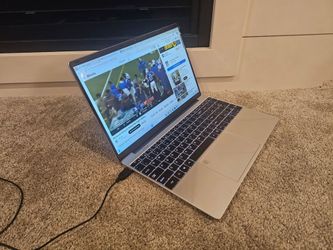 15.6 Inch Laptop w/Backlit Keyboard.  Like New Condition. Quad Core Intel Processor. 256GB SSD.