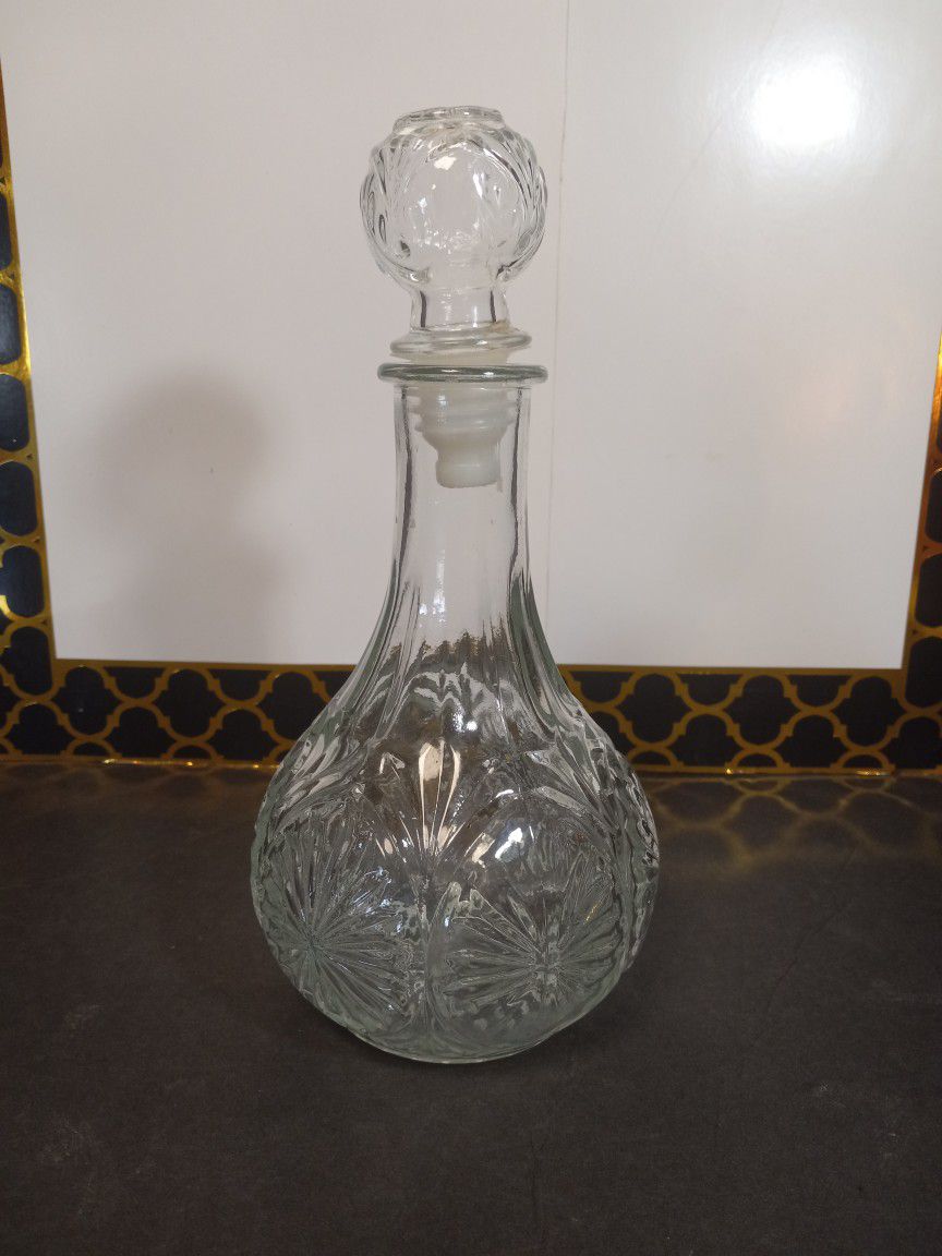 Vintage Anchor Hocking Medallion Wine Decanter; 10” Tall with Stopper, 7.5” without Stopper, 6” Wide on Bottom
