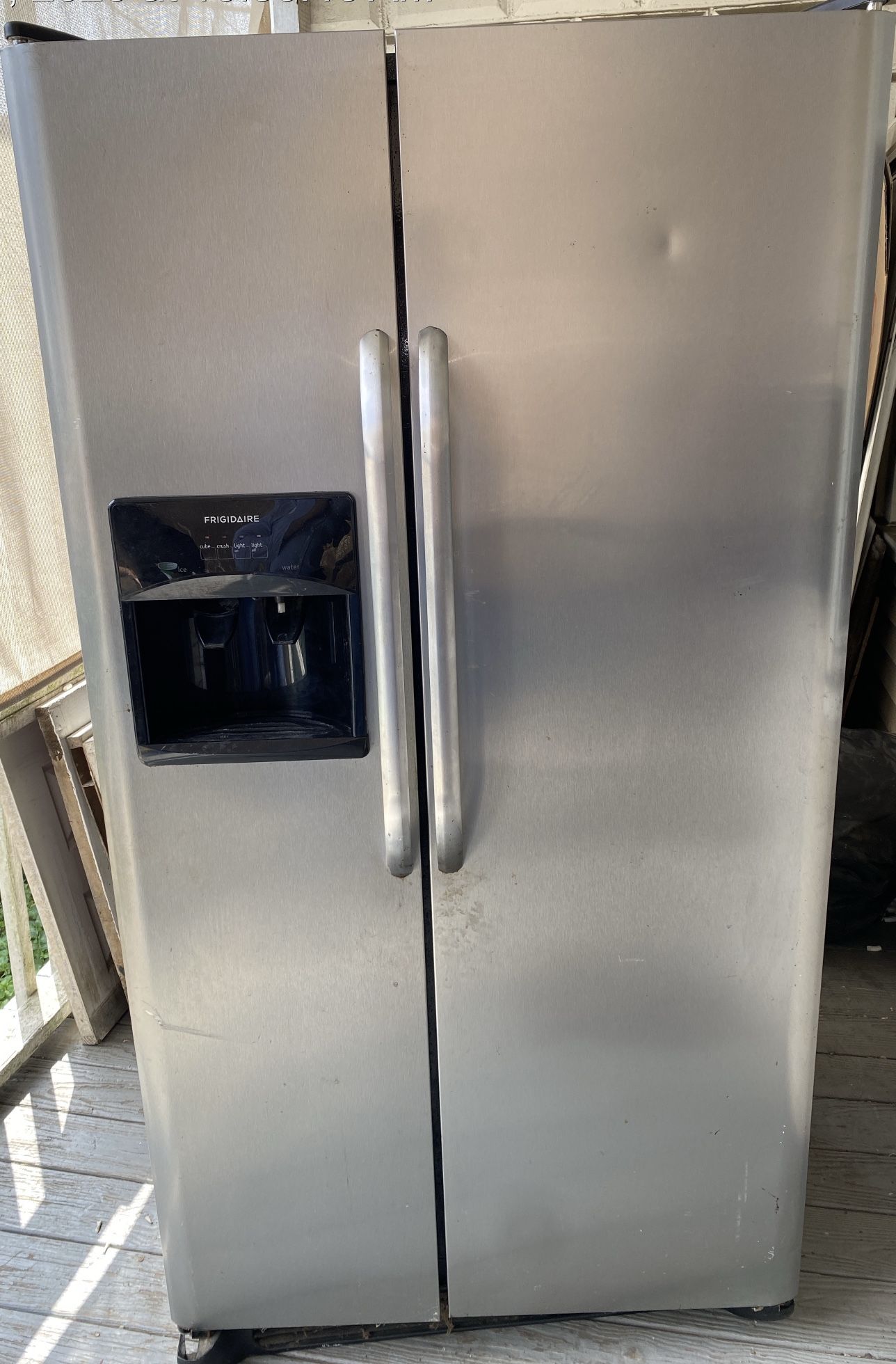 Frigidaire Refrigerator Freezer With Ice & Water Dispenser Working Model: FFHS2611PF0