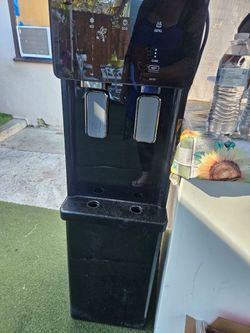 Deventa ase llelitos  tiene agua fria y caliente