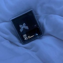 Black samsung galaxy flip 3 with case negotiable 