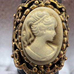 Woman’s Vintage Style Cameo Ring In An Ornate Setting Size 8.5