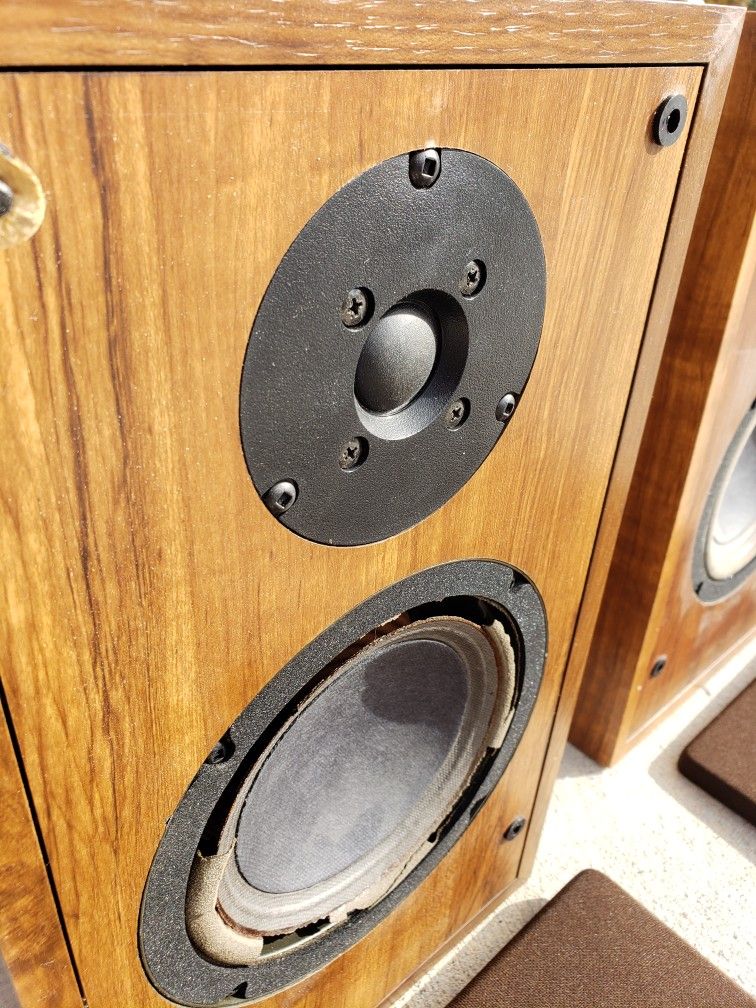 Marantz 2 Bookshelf Speakers & Grills Near Mint*NEED REFOAM