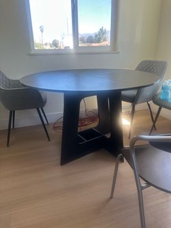 Round dining table