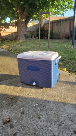 RUBBERMAID COOLER
