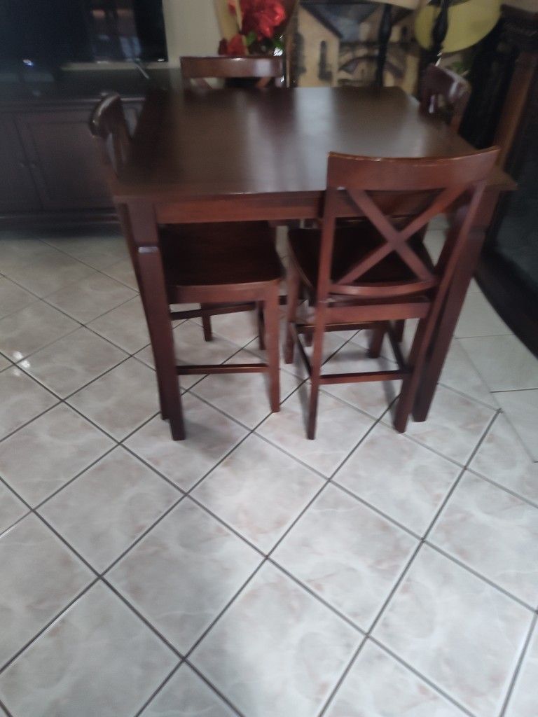 Juego De Mesa De Cuatro Sillas En Buenas Condiciones