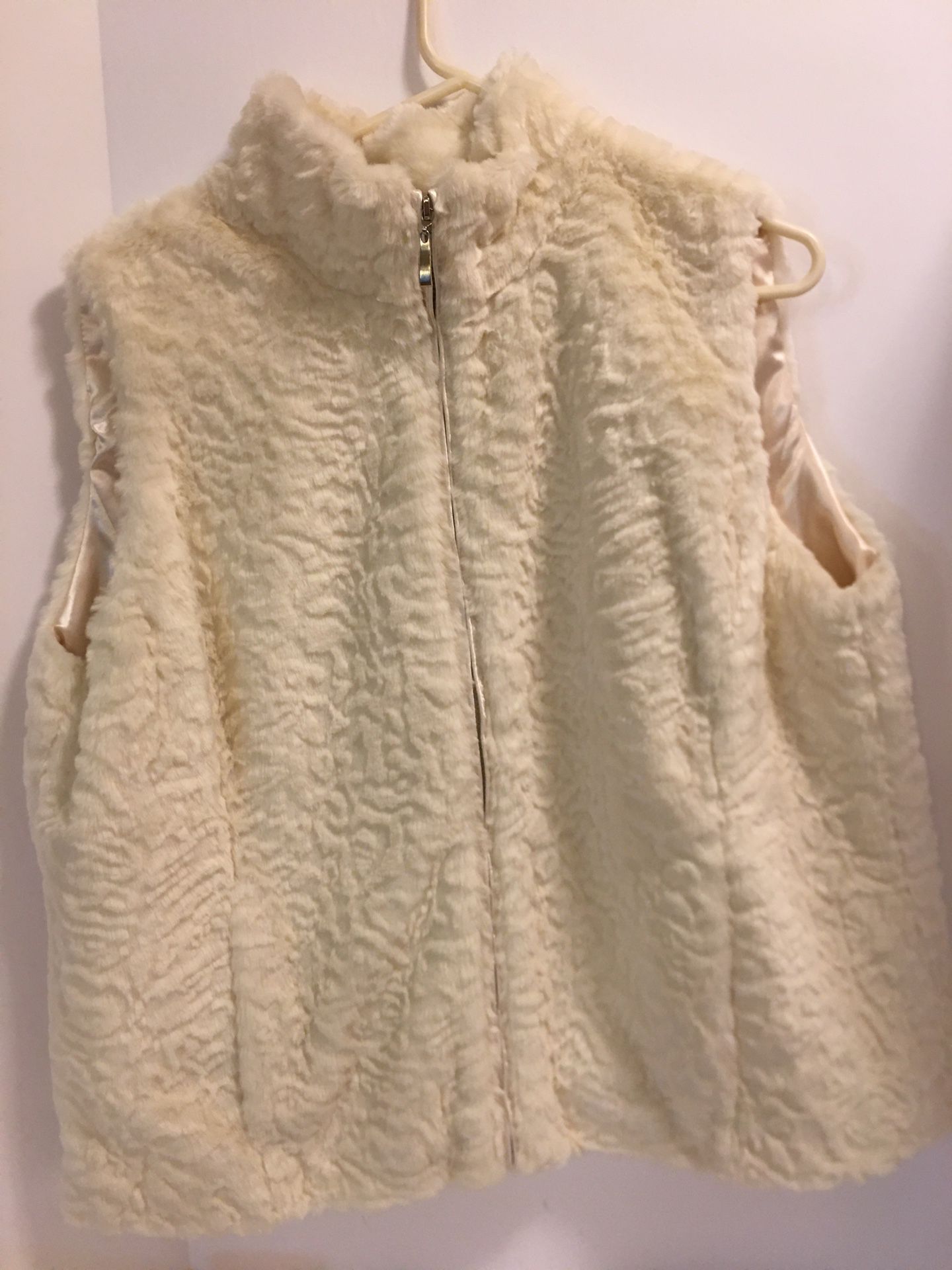 Cold water Creek Plush Faux Fur zip up vest women’s size XL with tag still on, very good condition. 