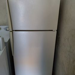 Amana refrigerator Nice and clean