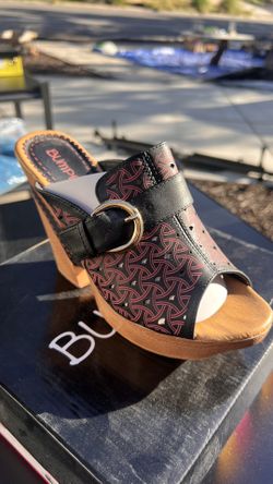 Bumper Magestic02 women’s platform wedge sandals in black, size 9.