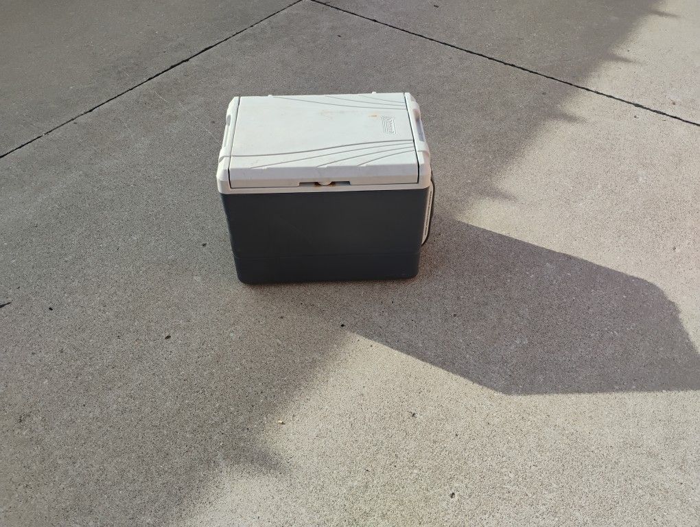 Coleman PowerChill Model 5644 Iceless Cooler 12V Thermoelectric 40 Qt.
