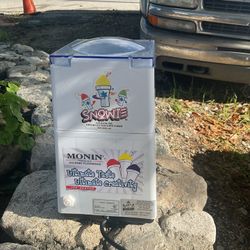 Little Snowie Shaved Ice Machine BBJ-0061 NICE!!