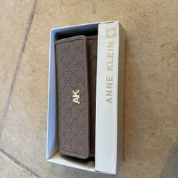 Women’s Wallet— Anne Klein 