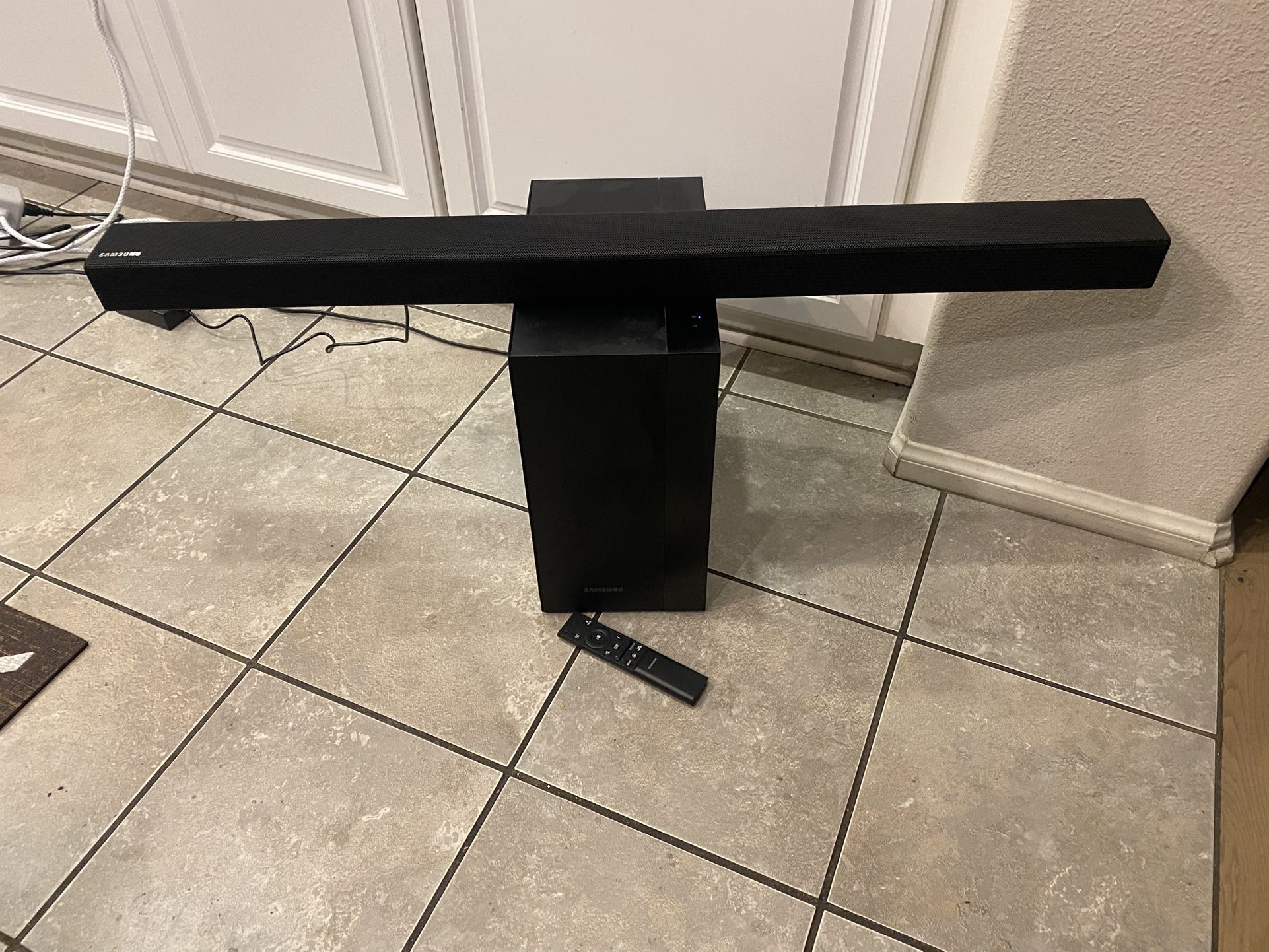 Samsung HW-MM45C is a 2.1 Bluetooth speaker system that is black. It is a used soundbar that is 27 watts