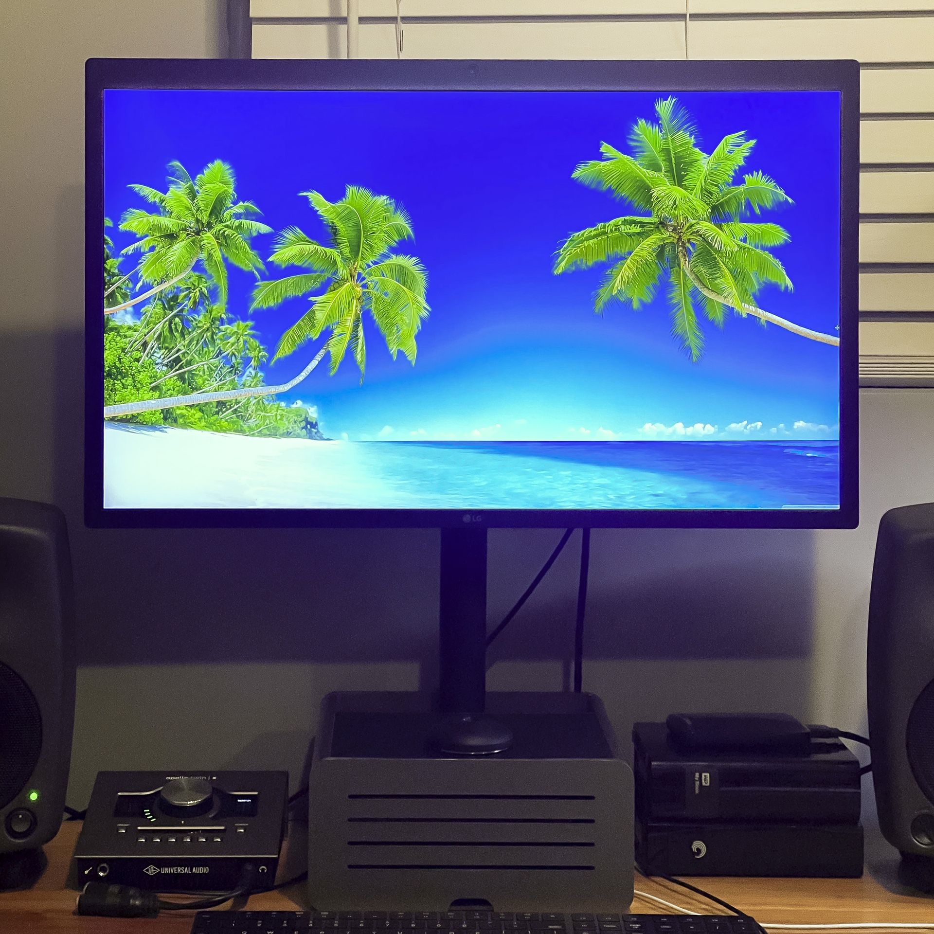 LG 5k 27 inch Ultrafine Widescreen LED Monitor w/Built-in Camera L@@K 27MD5KL-B