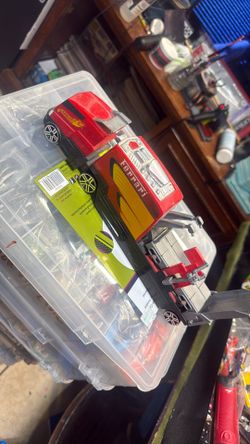 1/64 Scale Ferrari Semi Truck Pitstop Battery Operated