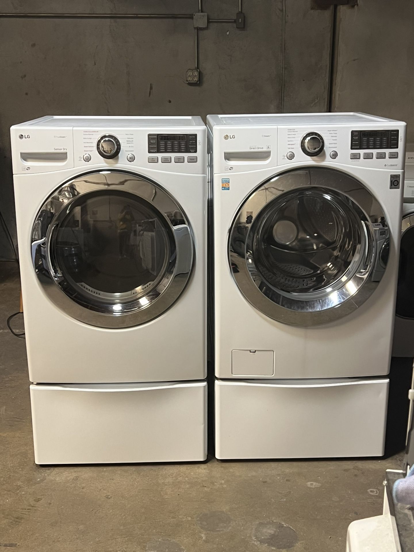 LG WASHER AND DRYER WITH PEDESTAL